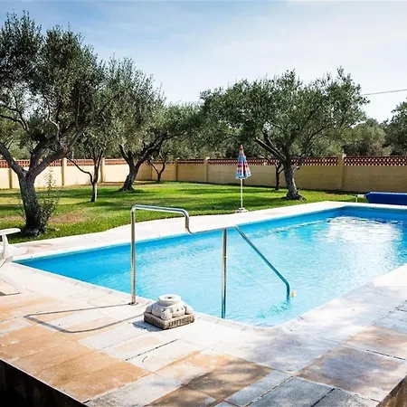 With Great Garden And Pool بيت للعطل