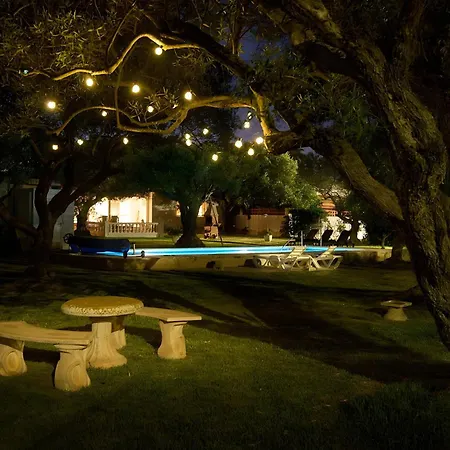 With Great Garden And Pool بيت للعطل