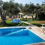 With Great Pool Dog Friendly بيت للعطل