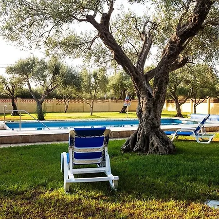 Semesterbostad With Great Garden And Pool *